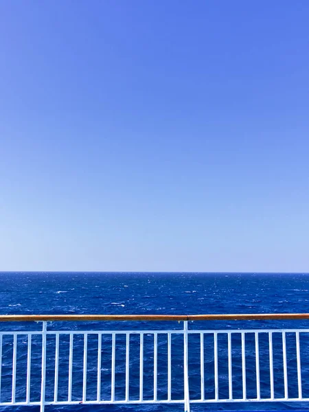 Ship deck reling tijdens het zeilen op open zee. Levendige blauwe kleur w — Stockfoto