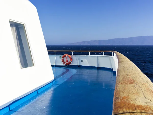 Statek prom pokład bez ludzi podczas żeglugi na Morzu Egejskim, gr — Zdjęcie stockowe