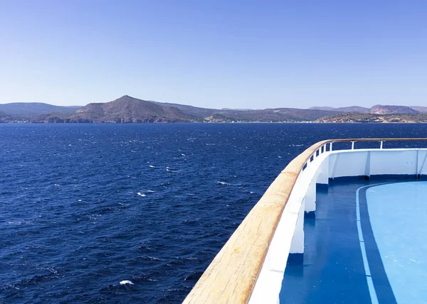 Convés de ferry navio sem pessoas enquanto navega no mar Egeu, Gr — Fotografia de Stock