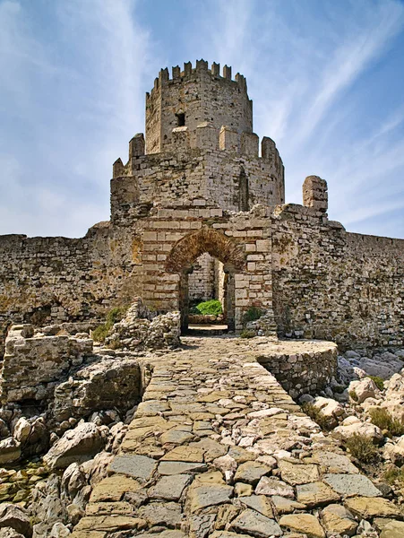 Impresionante torre de vigilancia de tres niveles en el castillo del fuerte veneciano — Foto de Stock