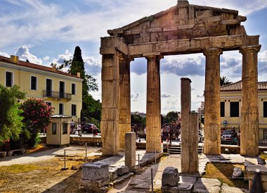 Atina / Yunanistan - 17 Temmuz 2019: Atina, Yunanistan 'daki antik Roma Forumu sahasında Athena Archegetis' in Kapısı.