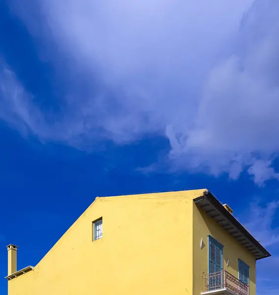 Žlutá Budova Proti Tmavě Modré Obloze — Stock fotografie