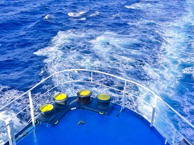 Açık denizde yelken açarken güvertede kordon..