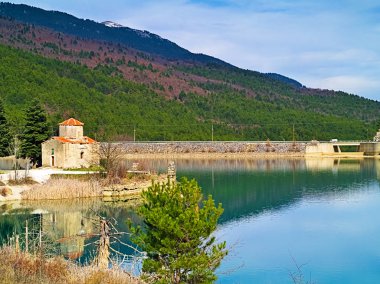 Yunanistan 'ın Korinthia, Doxa gölündeki Fanourios şapeli. Güzel renkli doğa manzarası.
