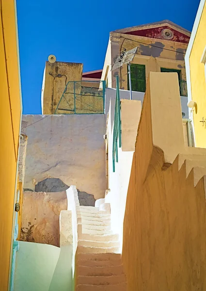 Trappen Tussen Huizen Symi Eiland Griekenland Gele Verf Contrasteert Met — Stockfoto
