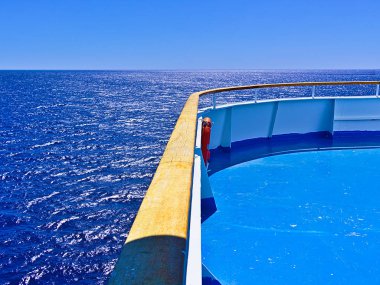 Ege denizinde yelken sırasında hiçbir kişi ile Gemi feribot güverte , Yunanistan.