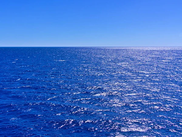 Canlı mavi deniz ve gökyüzü fotokopi alanı ile, güneşli yaz günü.