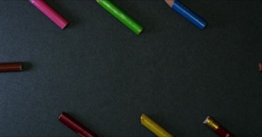 Koyu arka planda renk kalemler büyük çerçeve