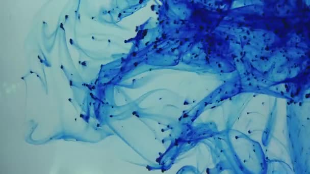 Tinta azul que crea una textura azul en el envase de agua — Vídeos de Stock