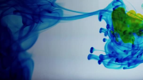 水容器中的蓝色和绿色油墨 — 图库视频影像