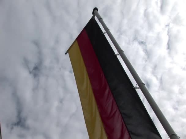 Bandera alemana ondeando con orgullo en el viento — Vídeos de Stock