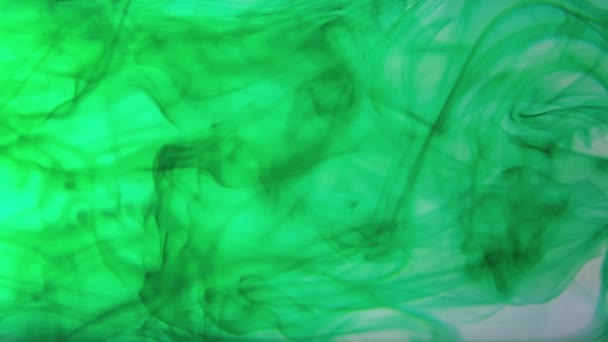 Textura de tinta verde moviéndose en contenedor de agua — Vídeo de stock