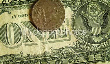 Dolar Bill ve farklı boyutlarda altı sikke yakın yukarı