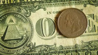 Aşırı yakın up adam dolar Bono üzerinde paraları koyarak