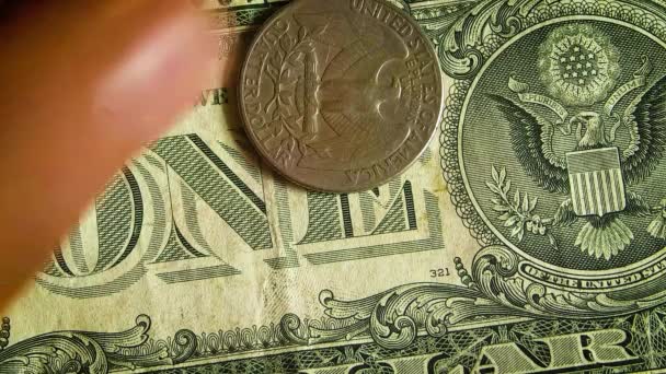 Extrema close-up de moedas diferentes em um dólar Bill — Vídeo de Stock