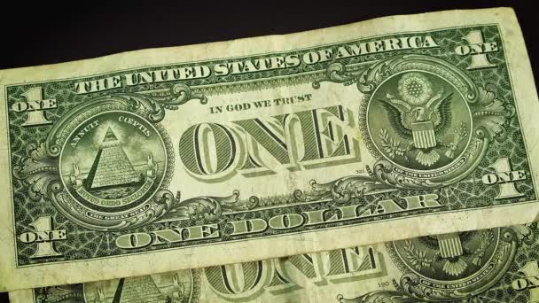 Hombre poniendo seis monedas en dos billetes de dólar en la superficie oscura — Vídeos de Stock