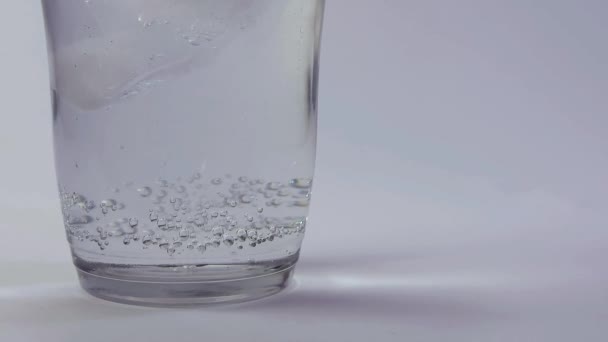 Fermer vers le bas de verre avec des bulles — Video