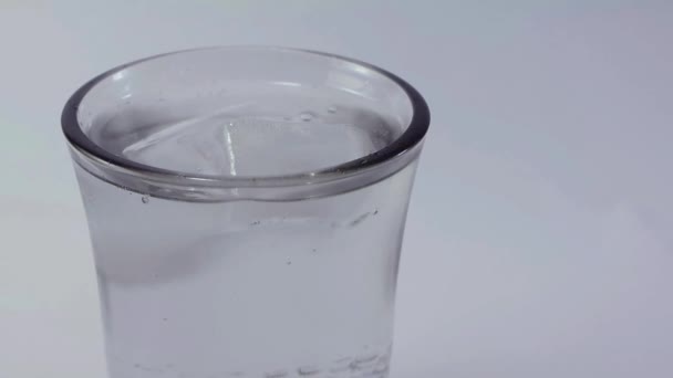 Nära upp till glas skiva med bubblor — Stockvideo