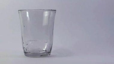 Bardakta soda servisi yapan kişi