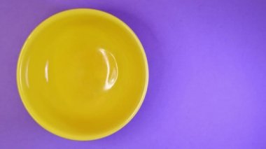 Renk arka planda mercimek ile sarı kase hareketi durdur