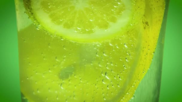 Agua mineral y limón — Vídeo de stock