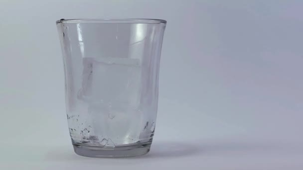 Osoba serwująca gazowany płyn w szklance z kostki lodu — Wideo stockowe