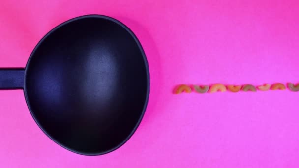 Zatrzymaj ruch surowego makaronu poruszający się na stole — Wideo stockowe