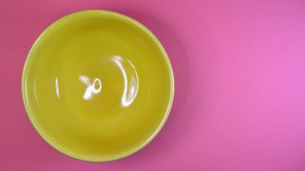 Stop motion of yellow bowl with brod beans on color background — Stock Video