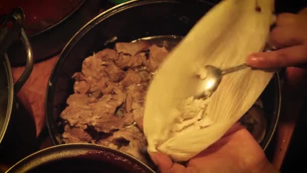 Time Lapse Mujer preparando un Tamale de pausa del topo con carne de cerdo — Vídeo de stock