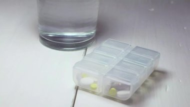 Kişi beyaz plastik kutu bir hap Taking