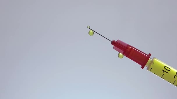 Insuline spuit met gele vloeistof druppelen — Stockvideo