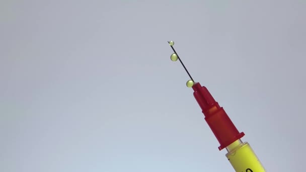 Schuine insuline spuit met gele vloeistof druppelen langzaam — Stockvideo