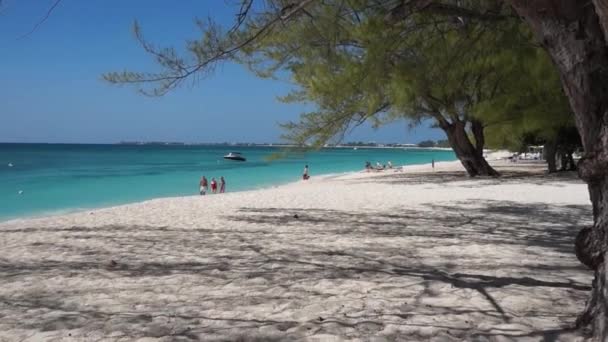 Egy strand jelenet vett Grand Cayman Island — Stock videók