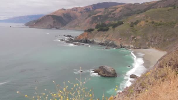 Hermosas colinas de California tocando el agua turquesa — Vídeo de stock