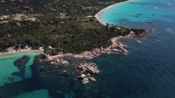 Volando hacia atrás desde una playa rocosa en 4K — Vídeo de stock