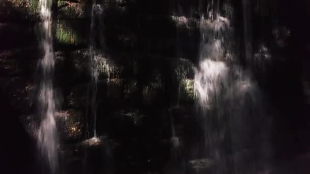 Летит вверх по водопаду в 4K — стоковое видео