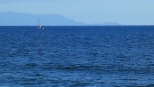 Pohled na plachetnici plující do oceánu — Stock video