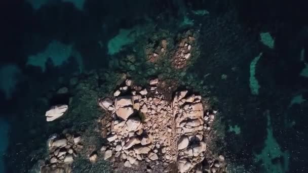 Volare indietro sulle rocce nel mare in 4K — Video Stock