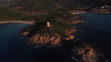 4k gün doğumunda bir Ceneviz kulesine doğru uçan