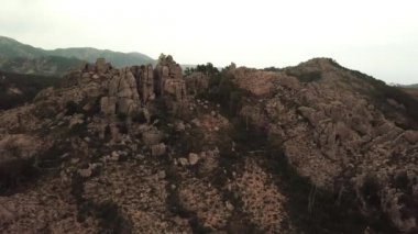 4k'daki kayalardan geriye doğru uçmak