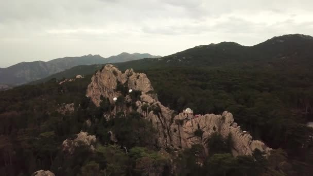 飞向岩石与客舱在4k — 图库视频影像