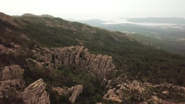 4k kayaların üzerinde uçan — Stok video