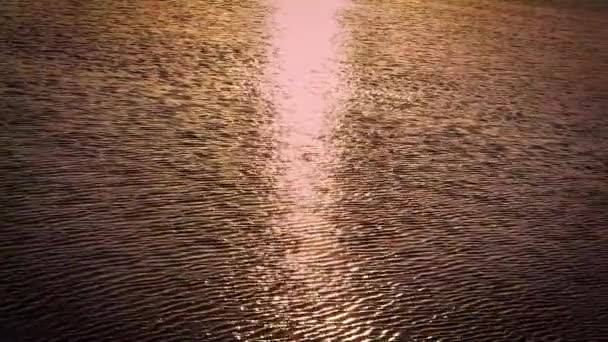 Détail des reflets de la lumière du soleil sur le lac 