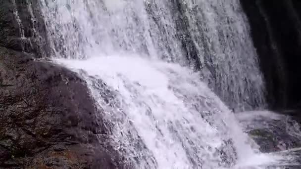 Detalle de pequeña cascada de dos niveles — Vídeo de stock