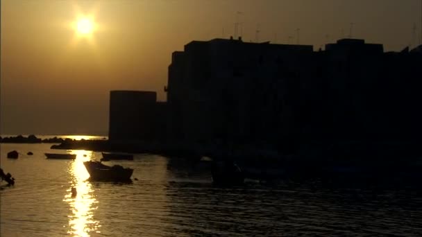 Barche galleggianti nell'oceano al tramonto a Matera — Video Stock