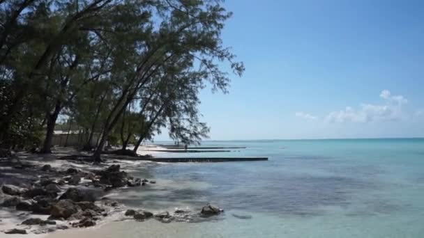 Tiro panorâmico da esquerda para a direita de Rum Point Beach na Grand Cayman Island — Vídeo de Stock