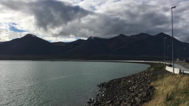 Izland hegyi út közelében Lake autókkal — Stock videók