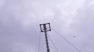 Uçan Direğin Üst Kısmını Gösteren El İlanları Dansı