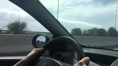 Yolda araba sürmek