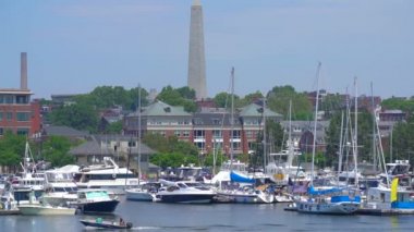 Bunker Hill Anıtı ile Boston Limanı Manzarası